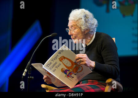 Judith Kerr leggendo il suo libro per bambini "The Tiger Who Came To Tea' sul palco a Hay Festival 2013 Hay on Wye Powys Wales UK Foto Stock