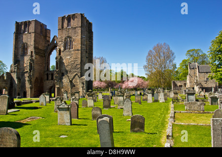 ELGIN CATHEDRAL IN PRIMAVERA UNA VISTA DELLE DUE TORRI PRINCIPALI MORAY Scozia Scotland Foto Stock