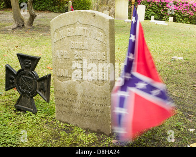 Soldato confederato lapide con CSA storico e marcatore FLAG confederato, STATI UNITI D'AMERICA Foto Stock