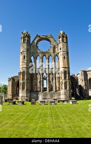 ELGIN CATHEDRAL IN PRIMAVERA UNA VISTA DELLE PICCOLE TORRI MORAY Scozia Scotland Foto Stock