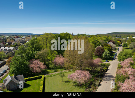 ELGIN CITY IN PRIMAVERA Una vista dalla torre della cattedrale Foto Stock