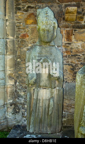 Una statua di pietra in piedi al di fuori della Cattedrale di Elgin Scozia Scotland Foto Stock