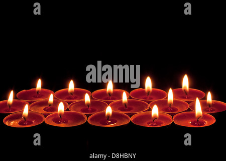 Rosso di bordatura a lume di candela o il bordo su sfondo nero Foto Stock