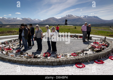 I turisti al commando Memorial Spean Bridge vicino a Fort William Scozia UK Foto Stock
