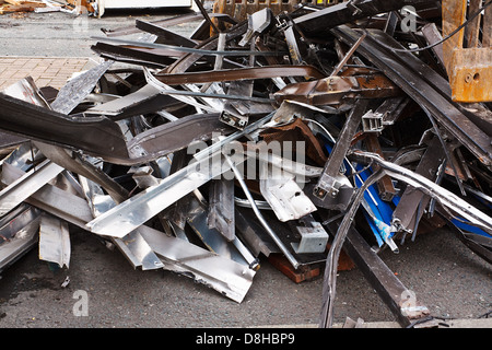 Rottami metallici Rifiuti di ferro e di alluminio per il riciclaggio a un edificio demolito sito Foto Stock