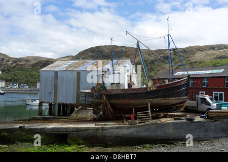 Una nave da pesca nel bacino di carenaggio di Mallaig Harbour Scotland Regno Unito Foto Stock