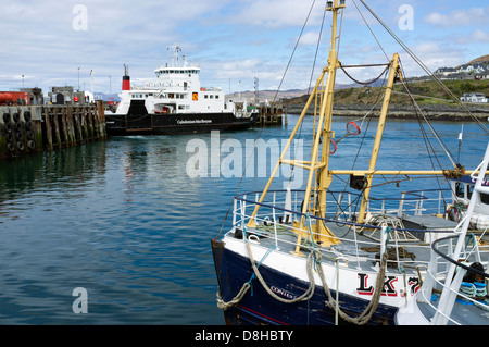 Barche da pesca e il Coruisk Isola di Skye traghetto al Porto di Mallaig Scotland Regno Unito Foto Stock