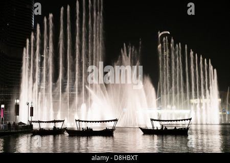 Piccole imbarcazioni che trasportano i turisti a guardare la fontana di Dubai a Dubai shopping mall in Emirati Arabi Uniti Foto Stock