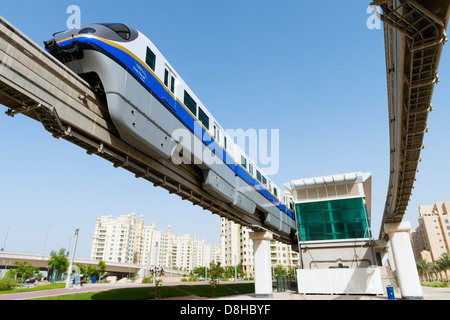 Monorotaia aerea di trasporto ferroviario di passeggeri all'Atlantis Hotel sul Palm Jumeirah island in Dubai Regno emirato Arabo Foto Stock