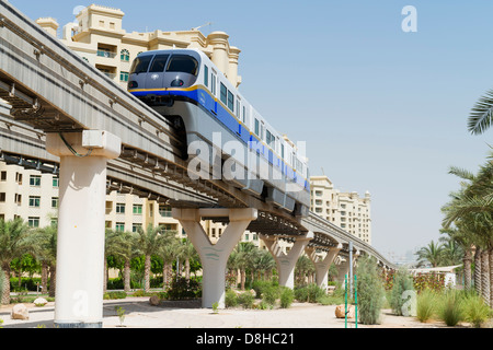 Monorotaia aerea di trasporto ferroviario di passeggeri all'Atlantis Hotel sul Palm Jumeirah island in Dubai Regno emirato Arabo Foto Stock