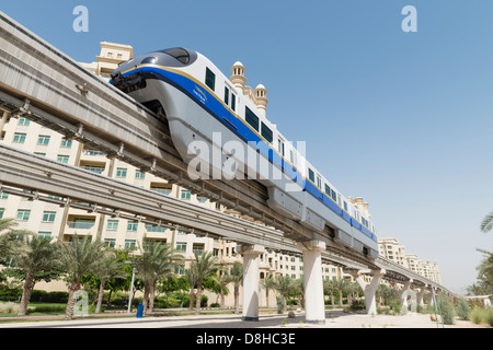 Monorotaia aerea di trasporto ferroviario di passeggeri all'Atlantis Hotel sul Palm Jumeirah Island, Dubai Emirati Arabi Uniti Foto Stock