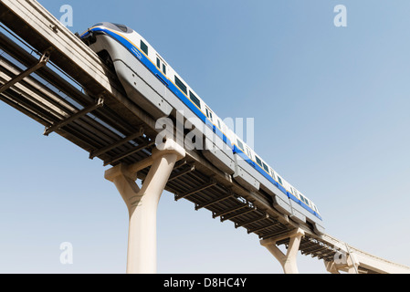 Monorotaia aerea di trasporto ferroviario di passeggeri all'Atlantis Hotel sul Palm Jumeirah island in Dubai Regno emirato Arabo Foto Stock