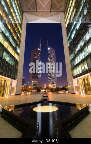 Vista notturna di Emirates Towers dal cancello al DIFC o Centro Finanziario Internazionale di Dubai a Dubai Foto Stock