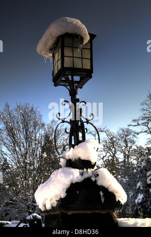 La neve su un churchgate lampada. Nevicate invernali nel villaggio Grappenhall, Warrington Cheshire, Inghilterra, Regno Unito Foto Stock