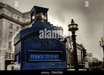 Polizia blu pubblico casella chiamata London Dr Who , Piccadilly, England Regno Unito Foto Stock