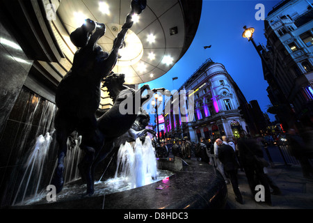 I Cavalli di Helios by Rudy Weller Haymarket vicino a Piccadilly Circus di Londra al crepuscolo Foto Stock