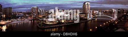 Salford Quays Media City UK al tramonto panorama, Manchester, Inghilterra, Regno Unito M50 3AH Foto Stock