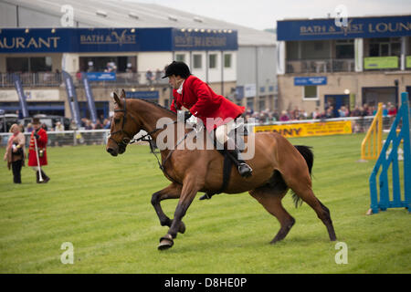 Shepton Mallet, Somerset, Regno Unito. Il 28 maggio 2013. Horse Show Jumping.Questo anno celebra il centocinquantesimo Bagno & West Show. © ed il credito di pietra: Ed pietra/Alamy Live News Foto Stock