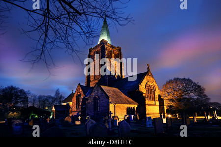 La chiesa a Walton, Warrington Crepuscolo North West England Regno Unito Foto Stock