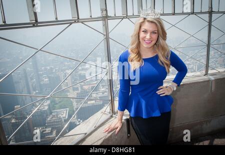 Manhattan, New York, Stati Uniti d'America. Il 29 maggio 2013. Miss America 2013 MALLORY HAGAN, Nazionale Ambasciatrice di buona volontà per bambini miracolo ospedali di rete ''capovolge il commutatore'' alla luce l'Empire State Building in giallo e rosso per celebrare la carità il trentesimo anniversario, mercoledì 29 maggio, 2013. (Immagine di credito: credito: Bryan Smith/ZUMAPRESS.com/Alamy Live News) Foto Stock