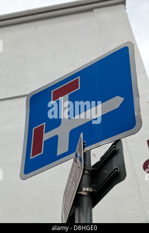 Cartello stradale in Salcombe, Devon che mostra il doppio "no attraverso la strada". Foto Stock