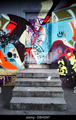 Arte dei graffiti su una capanna abbandonata Foto Stock