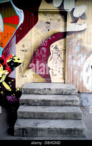 Arte dei graffiti su una capanna abbandonata Foto Stock