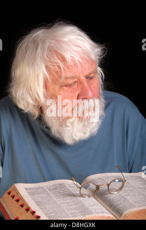 Il vecchio uomo la lettura di un libro, scienziato e Maestro con la barba e occhiali di protezione Foto Stock