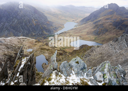 Vista alta sopra la valle Ogwen con Llyn Ogwen Llyn Idwal e Llyn Clyd dal vertice rocciose di Y Garn montagna in Snowdonia Wales UK Foto Stock