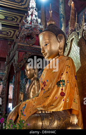 Statue di Buddha in Nga Phe Kyaung monastero sul Lago Inle nello Stato di Shan, Myanmar. Foto Stock