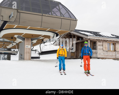 Due gli sciatori in cima Chariande Express seggiovia su Tete Des Saix in Gran Massiccio area sciistica nelle Alpi francesi sopra Samoens, Francia Foto Stock