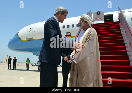 Segretario Kerry Congeda Omani Ministro degli Esteri Yussef bin Alawi Bin Abdullah Foto Stock