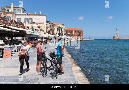 Accoppiare i ciclisti sulla banchina al porto vecchio di Chania, Creta Foto Stock