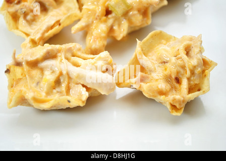 Tortilla bocce riempito di Buffalo chicken Dip Foto Stock