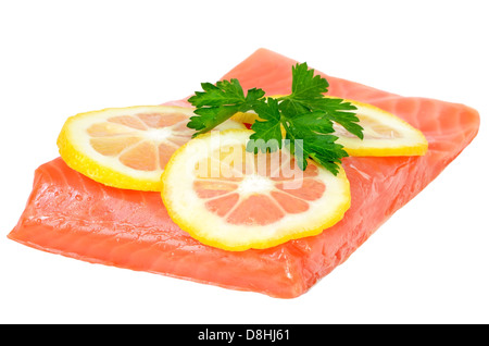 Filetto di salmone e le fette di limone isolati su sfondo bianco Foto Stock