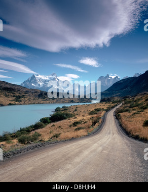 Cuernos del Paine che si elevano fino al di sopra del Lago Pehoe, Parco Nazionale Torres del Paine, Patagonia, Cile, Sud America Foto Stock