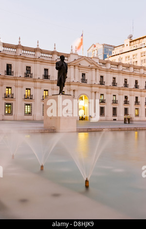 Sud America, Cile, Santiago, il Palacio de la Moneda, Cile del palazzo presidenziale illuminata al crepuscolo Foto Stock