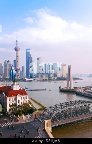Cina, nuovo skyline di Pudong, Shanghai, Waibaidu (giardino) ponte, guardando attraverso il fiume Huangpu dal Bund Foto Stock