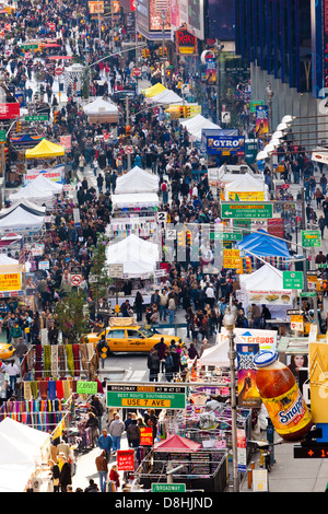 Manhattan Broadway, guardando verso Times Square, New York, Stati Uniti d'America Foto Stock