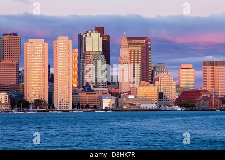 Stati Uniti d'America, Massachusetts, Boston, skyline della città visto di fronte al porto di Boston all'alba Foto Stock