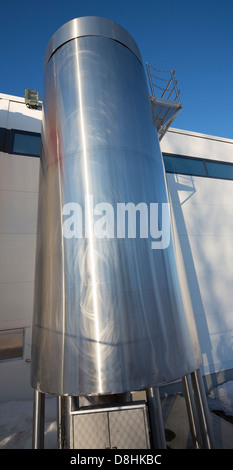 Contenitore di azoto liquido pressurizzato presso una fabbrica di prodotti lattiero-caseari , Finlandia Foto Stock