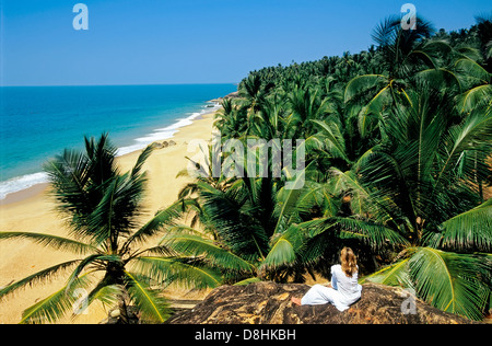 Spiaggia e palme da cocco, Kovalam, Kerala, India, Asia Foto Stock