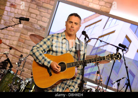 Toronto, Canada. Il 29 maggio 2013. Canadian rock band BARENAKED LADIES visiti la Marilyn Denis mostra la promozione del loro venticinquesimo anniversario e il nuovo album GRINNING STREAK. Nella foto, De Robertson. (EXI/N8N/Alamy Live News) Foto Stock