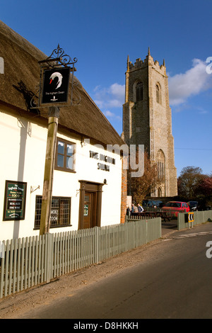 La Ingham Swan Inn Pub e la chiesa della Santa Trinità, Ingham village Norfolk, East Anglia UK Foto Stock