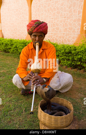 India Rajasthan, Jaipur, ritratto di un serpente incantatore Foto Stock