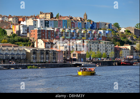 Bristol Floating Harbour con Hotwells e Clifton case di legno dietro Foto Stock