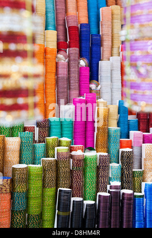 Coloratissimo braccialetti decorativi per la vendita in un negozio di Mumbai, India, Sud-est asiatico Foto Stock