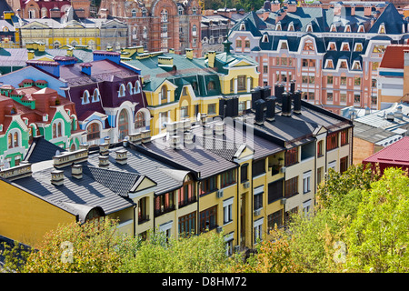 Vista in elevazione sopra gli edifici colorati con tetti multicolore in una nuova area residenziale di Kiev, Ucraina, Europa orientale Foto Stock