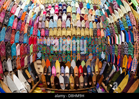 In morbida pelle pantofole marocchino nel Souk, Medina, Marrakech, Marocco, Africa del Nord Foto Stock