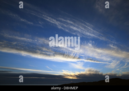 Cirrostratus alta altitudine nuvole al tramonto di sera Foto Stock